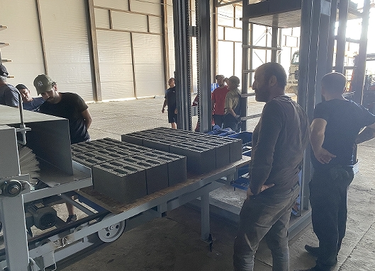 Unik ngluncurake garis mesin konkrit kanthi otomatis ing Rusia ing Timur