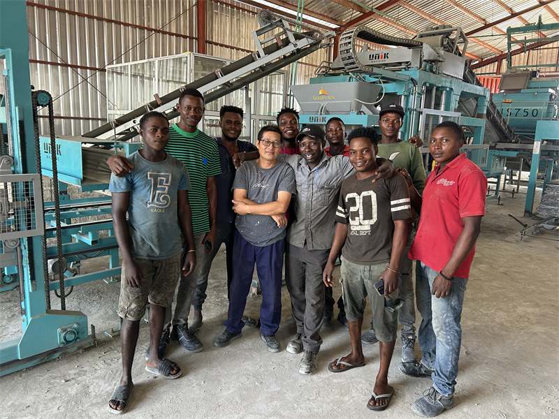 Mesin Pembaruan Blok Konkrit Kanggo Dijual ing Nigeria: Mesin Unik Ana